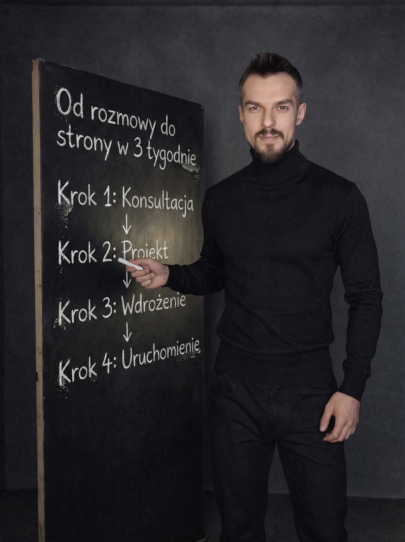 Michał Trochonowicz przy tablicy z krokami procesu tworzenia strony